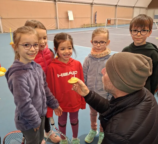 Le coach du club avec un groupe de jeunes joueurs