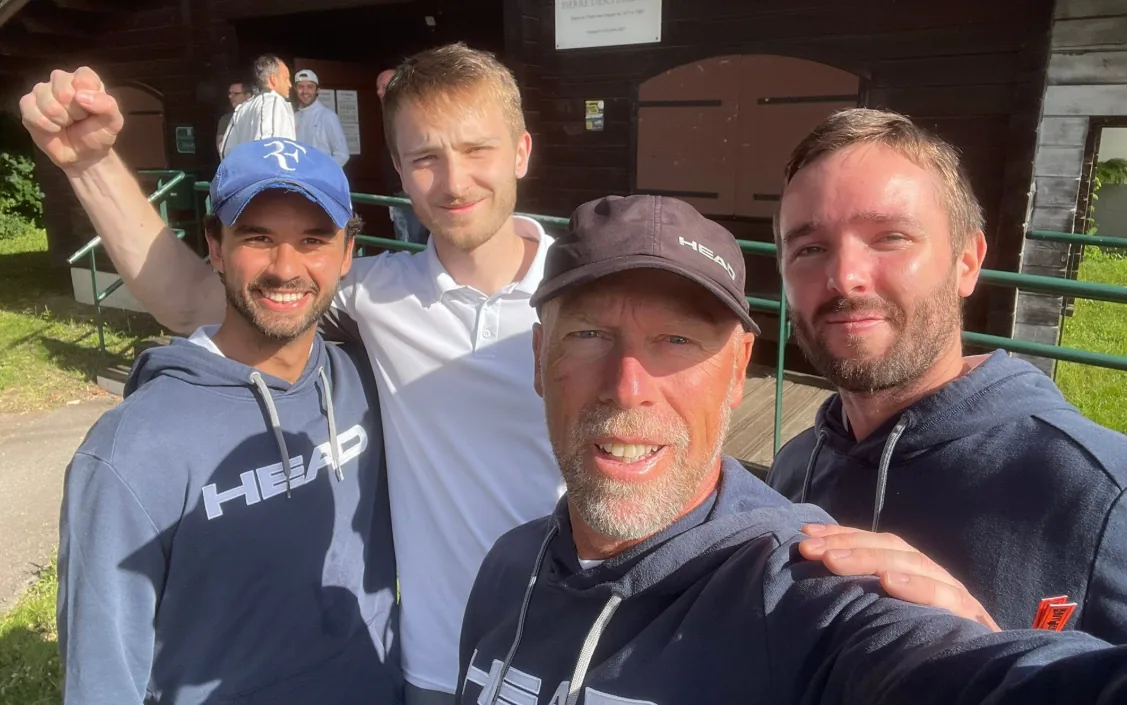 Quatre joueurs d’une équipe du club après une rencontre