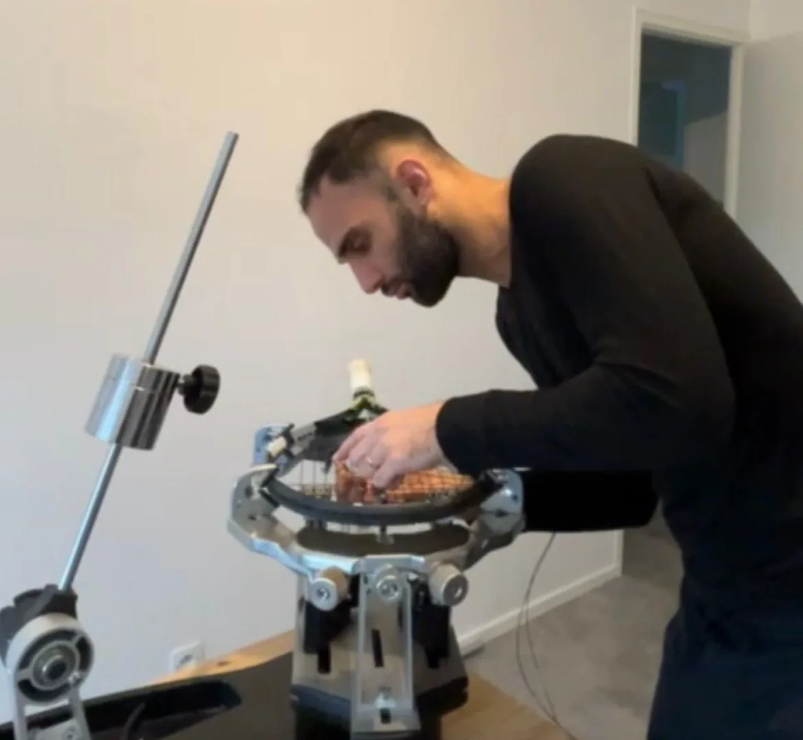 Le cordeur du club au travail sur sa machine