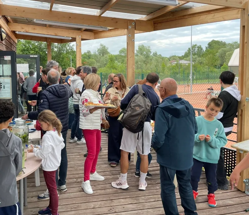 Les adhérents réunis sur la terrasse du club house