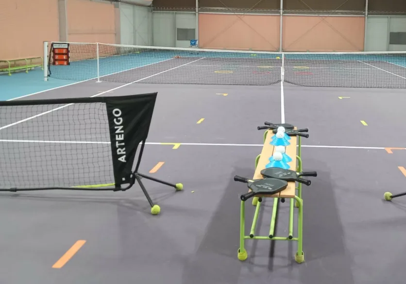 Le terrain de pickleball installé sur un court couvert